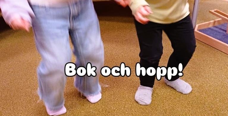 två personer som tittar på en datorskärm (AI-genererad)