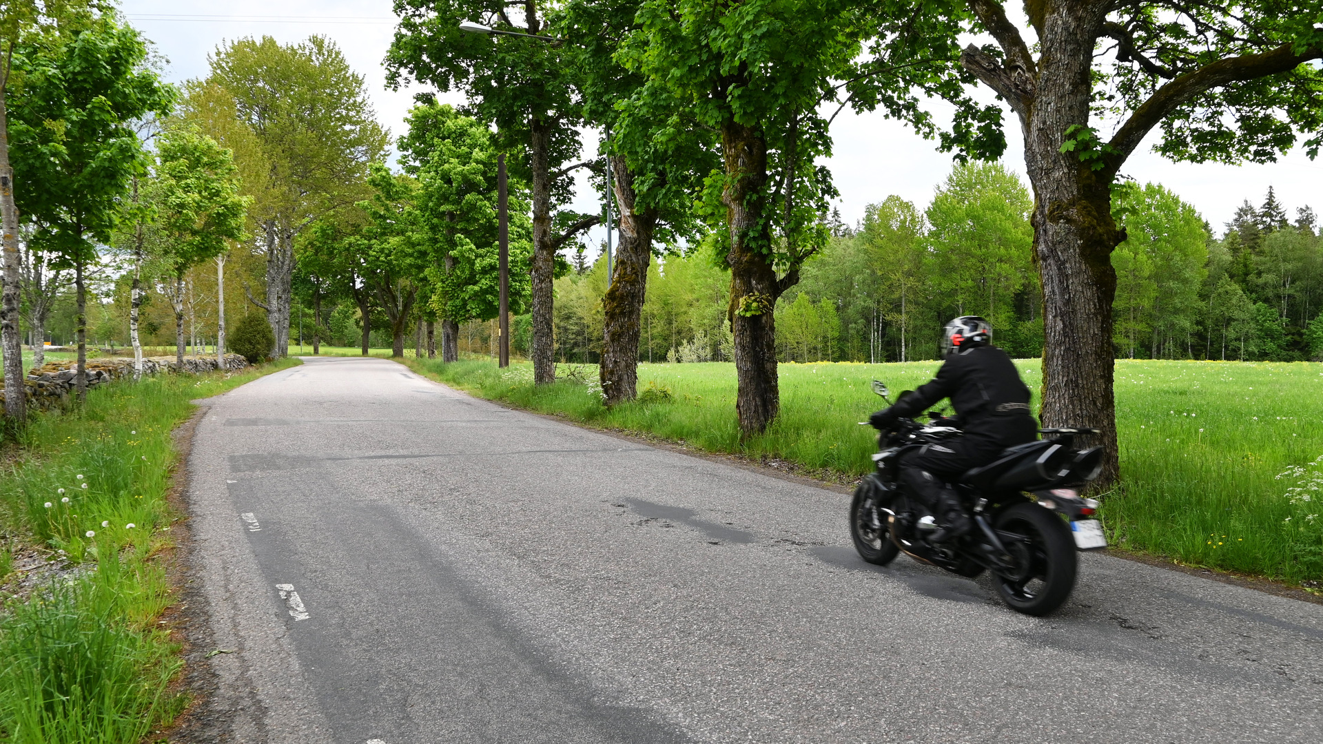 Carl Winblad åker motorcykel på vacker väg.