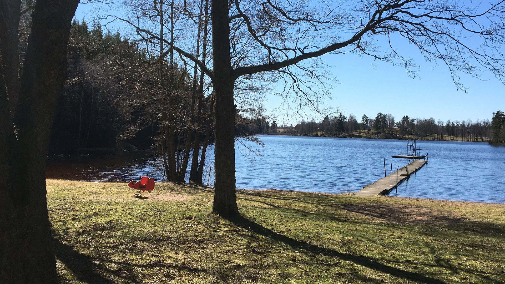 En sjö med en brygga och en gunga