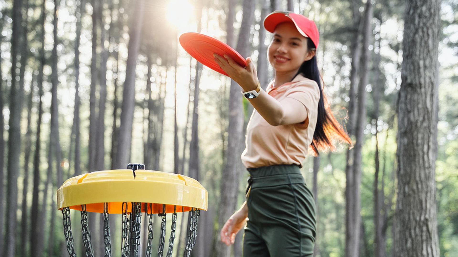 en tjej som spelar discgolf